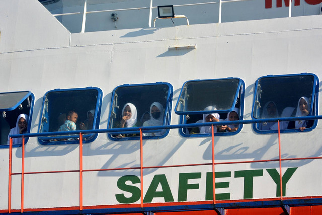 Sejumlah santri menaiki Kapal Motor Penyeberangan (KMP) Munggiyango Hulalo di Pelabuhan Jangkar, Situbondo, Jawa Timur, Kamis (16/3/2023). Foto: Seno/ANTARA FOTO