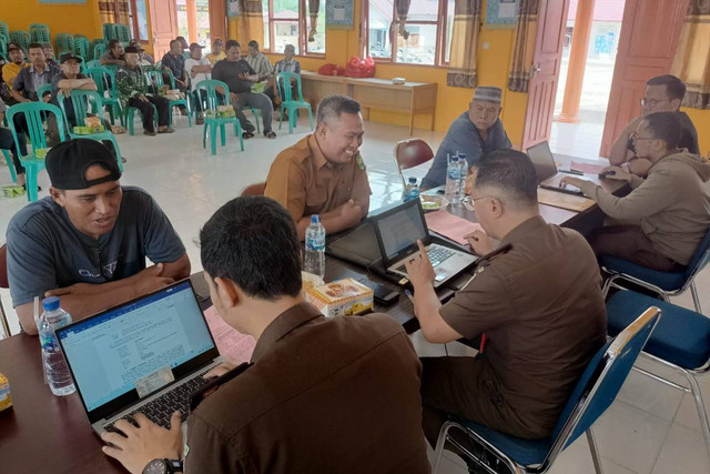 Kejari Siak melakukan permintaan keterangan kepada puluhan petani dalam kasus dugaan tipikor penyimpangan dalam pendistribusian pupuk bersubsidi tahun 2021. Foto: Kejari Siak