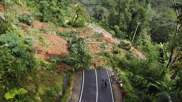 Longsor di Jalan Trans Sulawesi, Toraja Utara, Sulawesi Selatan, Kamis (16/3).  Foto: Dok. Istimewa