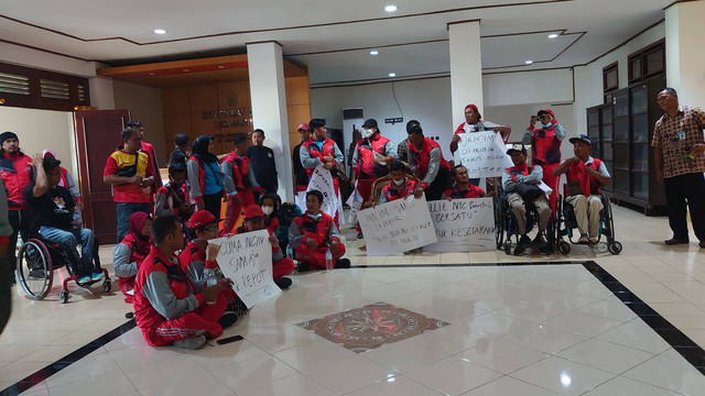 Puluhan atlet difabel Bantul melakukan aksi demonstrasi, Kamis (16/3). Foto: Widi Erha Pradana