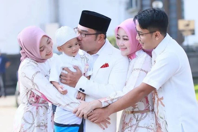 Kebersamaan keluarga Ridwan Kamil dan Atalia Praratya. Foto: Instagram/@ataliapr