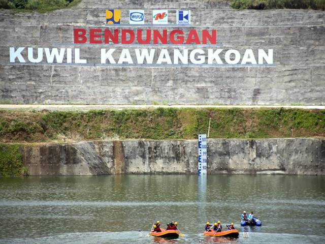 Finalis Lomba Dayung kategori Putri, sedang berlomba di sela Festival Bendungan Kuwil - Kawangkoan yang diselenggarakan oleh BWS Sulawesi I, Kamis (16/3). (foto: febry kodongan/manadobacirita)