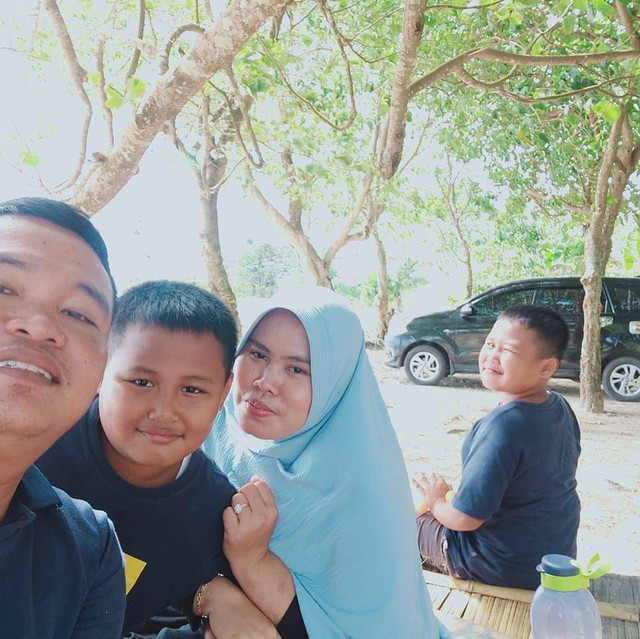 Eneng Purwanty (34) bersama Suami dan Dua Anaknya