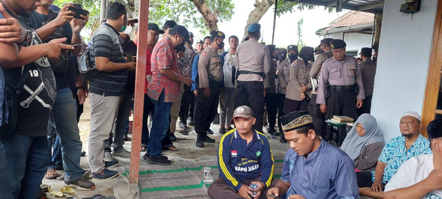 Dokumentasi Kantor Hukum Fatmah Isroil & Associates: Aparat Kepolisian Merangsek masuk ke rumah warga 