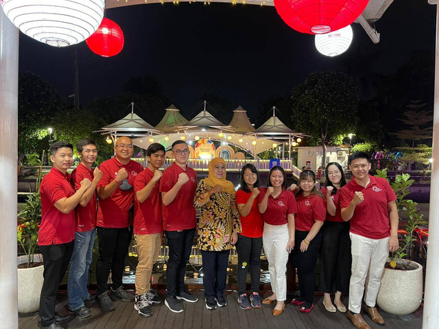 Gubernur Jatim Khofifah Indar Parawansa bersama Young Buddhist Association Indonesia (YBAI). Foto: Istimewa