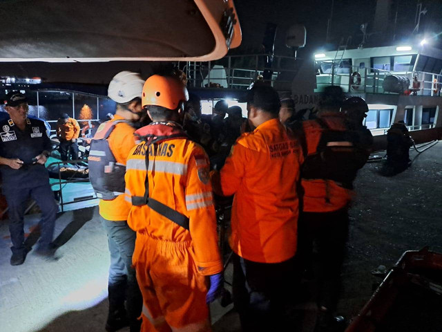 Evakuasi kru kapal kargo berbendera Liberia yang meninggal dunia di Selat Benggala, Aceh. Foto: Dok. Basarnas Banda Aceh