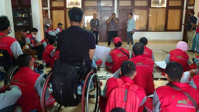 Puluhan atlet difabel Bantul melakukan aksi demonstrasi, Kamis (16/3). Foto: Widi Erha Pradana