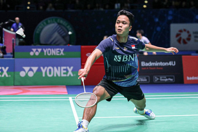 Pebulu tangkis tunggal putra Indonesia, Anthony Ginting saat melawan Prannoy H. S. di babak 16 besar All England 2023 di Birmingham Arena, Inggris, Kamis (16/3/2023). Foto: Dok. PBSI