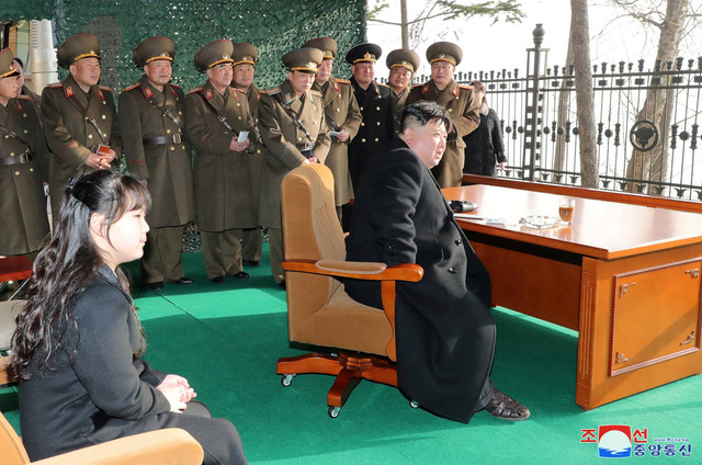 Pemimpin Korea Utara Kim Jong-un dan putrinya Kim Ju Ae menonton latihan serangan api, di lokasi yang dirahasiakan di Korea Utara 10 Maret 2023 dalam foto ini dirilis oleh Kantor Berita Pusat Korea (KCNA) Korea Utara. Foto: KCNA via REUTERS