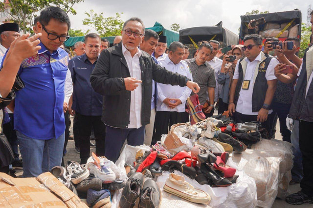 Menteri Perdagangan Zulkifli Hasan memusnahkan pakaian bekas impor senilai Rp 10 miliar di Kota Pekanbaru, Riau, Jumat (17/3/2023). Foto: kumparan