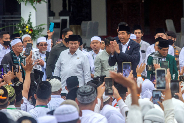 Presiden Jokowi menyapa warga saat tiba di Muktamar Rabithah Melayu-Banjar di Halaman Pendopo Bersinar, Kabupaten Tabalong,Kalimantan Selatan, Jumat (17/3/2023). Foto: Bayu Pratama S/ANTARA FOTO