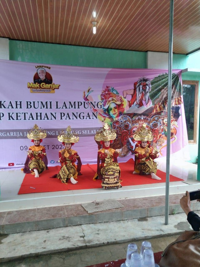 Kegiatan sedekah bumi dan pentas seni yang digelar Mak Ganjar Lampung untuk warga di Kelurahan Mergo Rejo, Kecamatan Jati Agung Kabupaten Lampung Selatan pada Jumat (17/ 3/2023). Foto: Dok. Istimewa