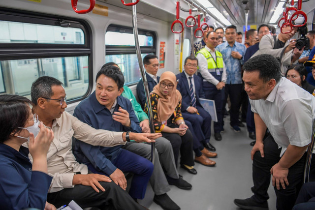 Pj Gubernur DKI Jakarta Heru Budi Hartono bersama Menteri Agraria, Infrastruktur dan Transportasi Korea Selatan Won Hee-ryong (ketiga kiri) saat menaiki LRT dari Stasiun Velodrome hingga Stasiun Pegangsaan Dua di Jakarta, Jumat (17/3/2023). Foto: Galih Pradipta/ANTARA FOTO