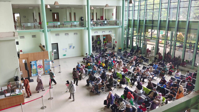 Antrean pasien rawat jalan di RSUD KiSA Kota Depok. Dok: kumparan.
