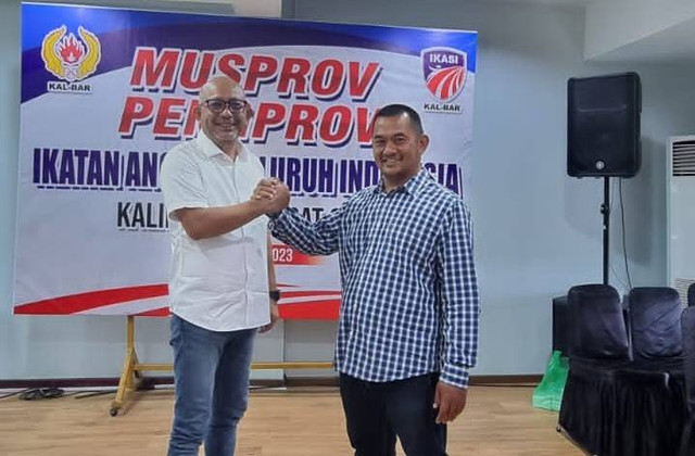 Indra Subekti (kiri) usai terpilih aklamasi sebagai Ketua IKASI Kalbar. Foto: Dok. Indra Subekti