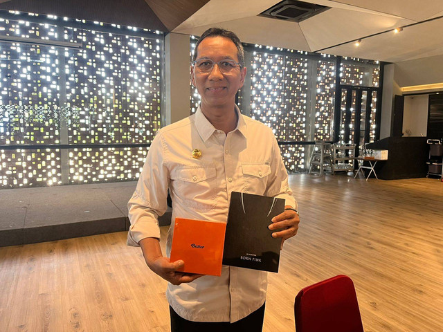 Pj Gubernur DKI Jakarta, Heru Budi Hartono, menerima cenderamata album BTS dan Blackpink dari Menteri Agraria, Infrastruktur dan Transportasi Korea Selatan, Won Hee Ryong. dok: Haya Syahira/kumparan