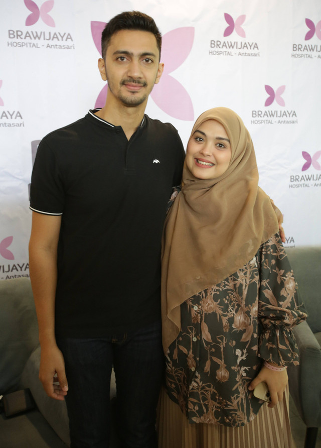 Artis Vebby Palwinta bersama suaminya Razi Bawazier saat konferensi pers terkait kelahiran anak keduanya di RS Brawijaya, Jakarta, (17/3/2023). Foto: Agus Apriyanto