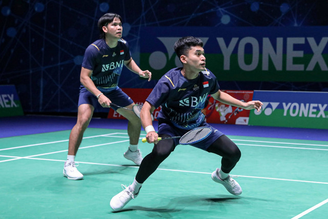 Pasangan ganda putra Indonesia, Leo Carnando/Daniel Marthin, melawan Jeppe Bay/Lasse Molhede di babak 16 besar All England 2023 di Utilita Arena Birmingham, Birmingham, Inggris, Kamis (16/3/2023). Foto: PBSI