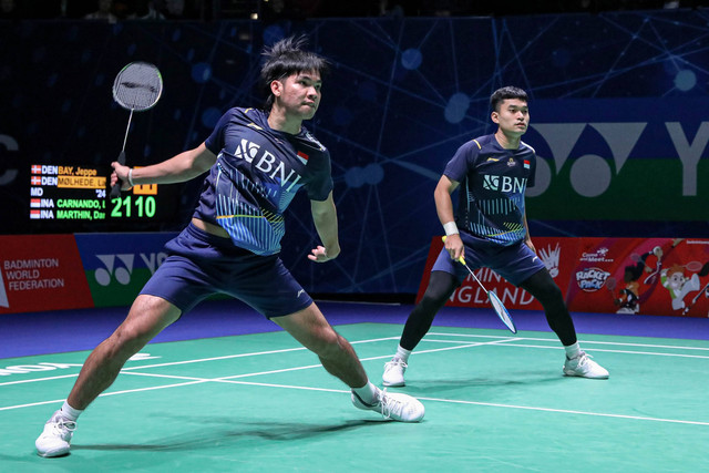 Pasangan ganda putra Indonesia, Leo Carnando/Daniel Marthin, melawan Jeppe Bay/Lasse Molhede di babak 16 besar All England 2023 di Utilita Arena Birmingham, Birmingham, Inggris, Kamis (16/3/2023). Foto: PBSI
