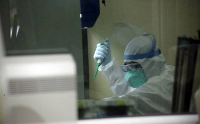 Tenaga kesehatan (nakes) yang bertugas saat pandemi COVID-19