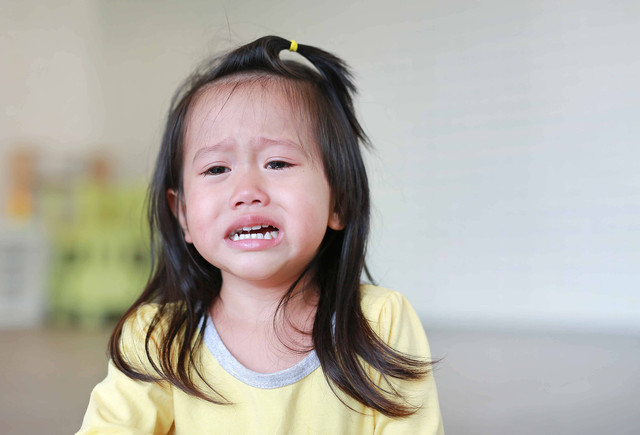 Balita Menangis dan Tak Mau Pisah dengan Orang Tuanya, Kenapa Ya? Foto: GOLFX/Shutterstock