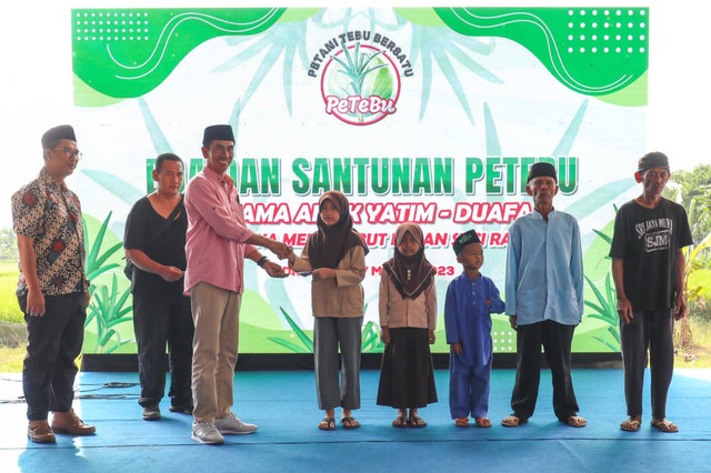 Petani Tebu Bersatu (Petebu) Pendukung Ganjar Pranowo saat memberikan santunan kepada yatim-dhuafa di Kecamatan Tukdana, Kabupaten Indramayu. Foto: Dok. Istimewa