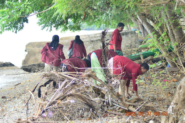 Ikatan Mahasiswa Muhammadiyah Cabang Kepulauan Sula, Maluku Utara, membersihkan Desa Waisepa, Sulabesi Timur, sebagai rangkaian memperingati Milad ke 59. Foto: La Ode Hizrat Kasim/cermat