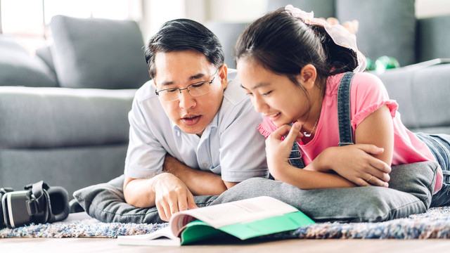 Ayah dan anak perempuan. Foto: Art_Photo/Shutterstock