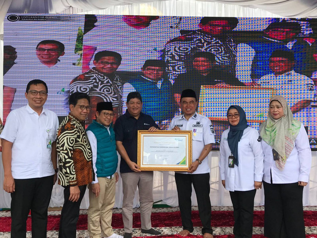 Direktur Kepesertaan BPJS Ketenagakerjaan Zainudin saat menyerahkan penghargaan piagam untuk Bupati Tanah Bumbu (Tanbu) HM Zairullah Azhar di kantor Bupati Tanah Bumbu, Rabu (15/3). Foto: Dok. Istimewa