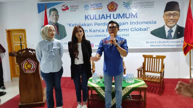 Anggota DPR RI Eko Patrio saat membawakan kuliah umum di Universitas Muhammadiyah Mamuju. Foto: Istimewa 