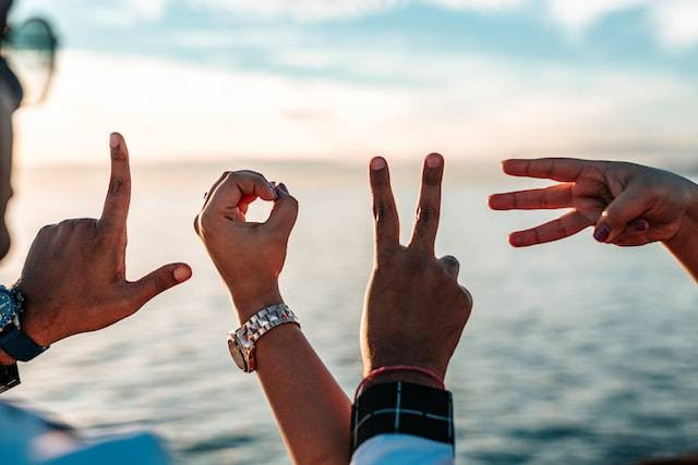 Ilustrasi kata-kata filosofi cinta bahasa Inggris, Foto oleh Tyler Nix di Unsplash