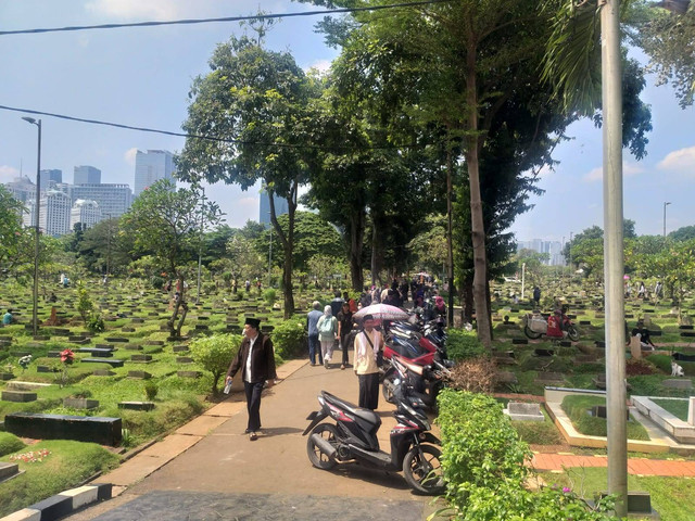Warga datang untuk berziarah di pemakaman Karet Bivak jelang bulan puasa. Foto: Paulina Herasmaranindar/kumparan
