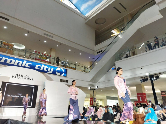 Model sedang memperagakan karya busana kebaya