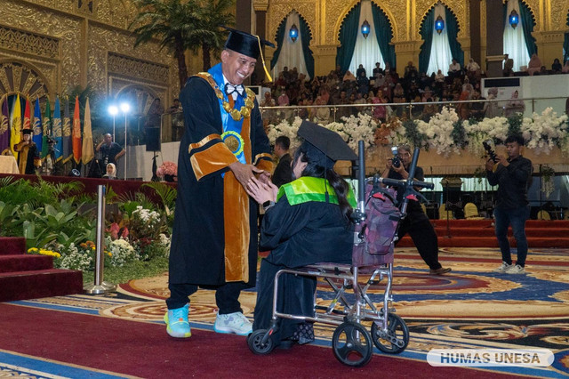 Rektor UNESA Prof. Dr. Nurhasan, M.Kes dalam acara wisuda periode 105.