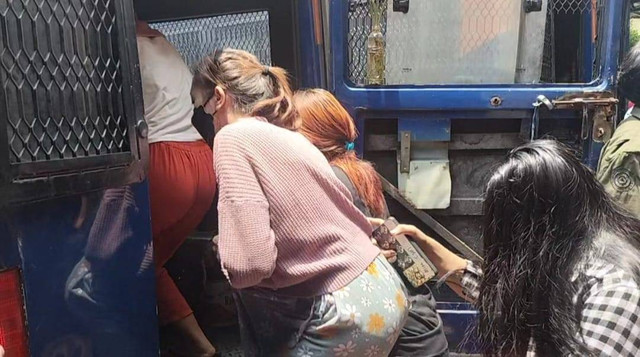 Polsek Tambora melakukan penggrebekan lokasi penampungan PSK di Kelurahan Pekojan, Kecamatan Tambora. Foto: Dok. Polsek Tambora