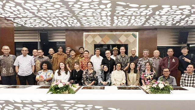Menkeu Sri Mulyani bertemu para influencers untuk membahas perpajakan terkini, Jumat (17/3) malam. Foto: Instagram/@deelestari 