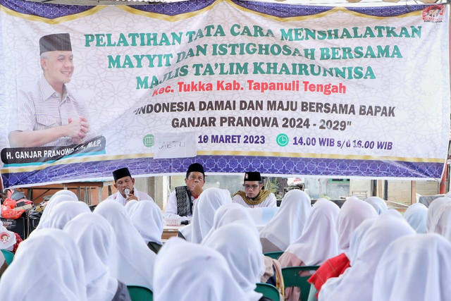 Relawan Ustaz Sahabat (Usbat) Ganjar Sumut menggelar pelatihan menyalatkan jenazah untuk masyarakat di Kampung Martua, Kelurahan Aek Tolang, Kecamatan Tukka, Kabupaten Tapanuli Tengah, Sumatera Utara pada Sabtu (18/3/2023). Foto: Dok. Istimewa