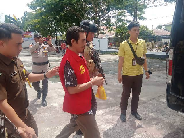 Gabriel Ola, terdakwa kasus pembunuhan satu keluarga di Desa Rawa Mangoli, Mangoli Utara, Kabupaten Kepulauan Sula, Maluku Utara. Foto: La Ode Hizrat Kasim/cermat