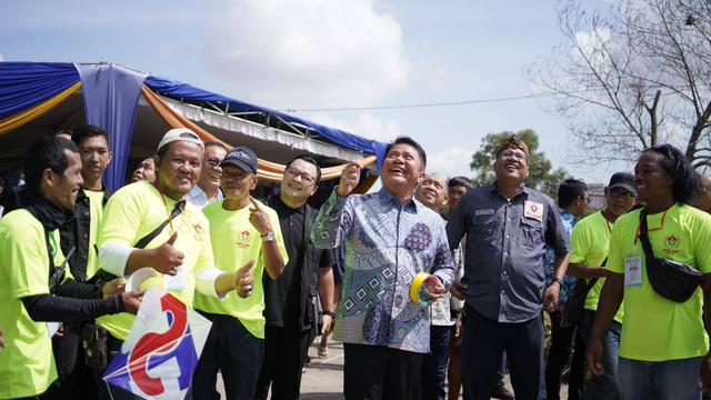 Gubernur Sumsel, Herman Deru, bermain layang-layang aduan di acara Perlasi. (dok. Pemprov Sumsel)