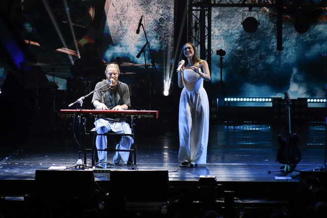 Gisella Anastasia tampil bersama Johnny Stimson di Jakarta Concert Week di JCC Senayan, Jakarta, Sabtu (18/3/2023). Foto: Jamal Ramadhan/kumparan