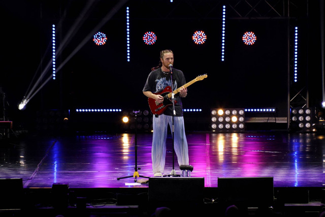 Penampilan Johnny Stimson di Jakarta Concert Week di JCC Senayan, Jakarta, Sabtu (18/3/2023). Foto: Jamal Ramadhan/kumparan