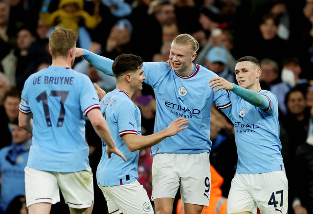 Para pemain Man City merayakan gol Erling Haaland saat melawan Burnley di perempat final Piala FA di Stadion Etihad, Manchester, Inggris, Minggu (19/3). Foto: Phil Noble/REUTERS