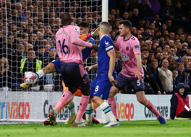 Kai Havertz menyapu bola yang sudah melewati garis gawang saat Chelsea melawan Everton dalam lanjutan Liga Inggris 2022/23 di Stadion Stamford Bridge, London, Inggris, pada Minggu (19/3) Foto: Mathew Childs/Reuters