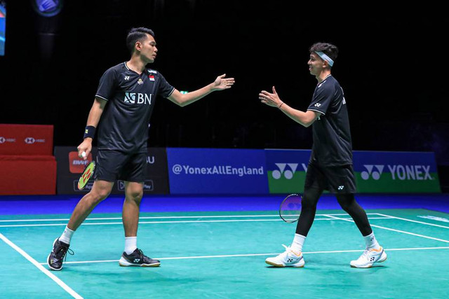 Pasangan ganda campuran Indonesia, Fajar Alfian/Rian Ardianto, saat melawan kompatriotnya, Bagas Maulana/Shohibul Fikri, di perempat final All England 2023 di Utilita Arena, Birmingham, Inggris, pada Jumat (17/3). Foto: PBSI