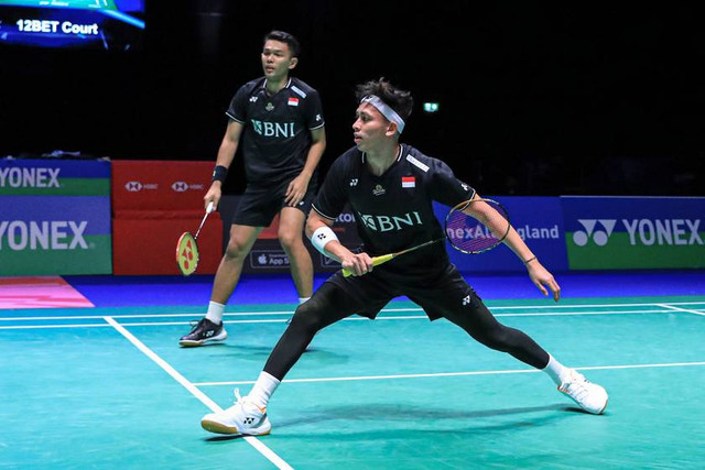 Pasangan ganda campuran Indonesia, Fajar Alfian/Rian Ardianto, saat melawan kompatriotnya, Bagas Maulana/Shohibul Fikri, di perempat final All England 2023 di Utilita Arena, Birmingham, Inggris, pada Jumat (17/3). Foto: PBSI