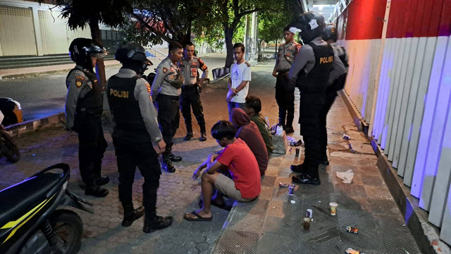 mengamankan pemuda pesta minuman keras