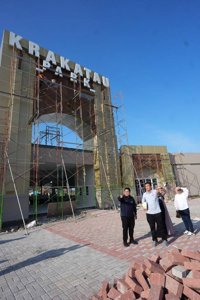 Menteri BUMN Erick Thohir mengunjungi Krakatau Park di Lampung Sabtu (18/3/2023). Foto: Dok. Istimewa