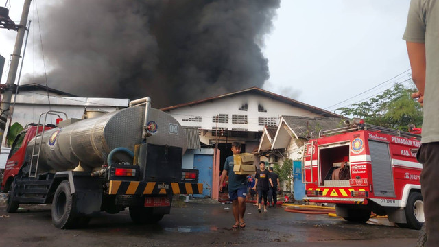 Proses pemadaman pabrik plastik di Sukoharjo. Foto: Dok. Istimewa