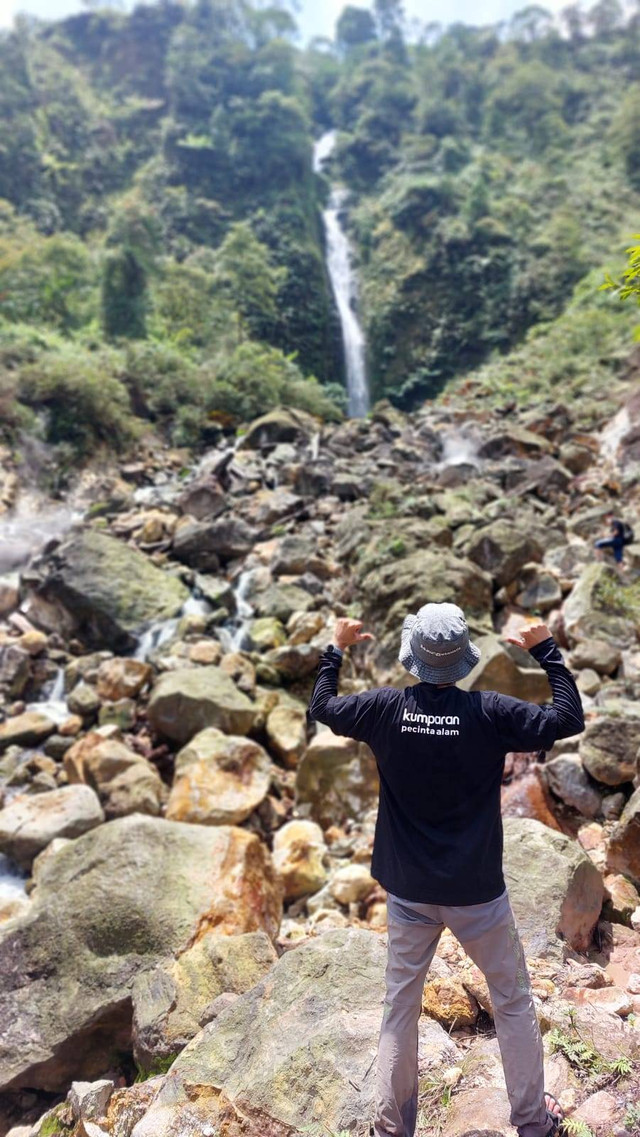 Wajib foto kaos kumpala. Foto Mba Izar.