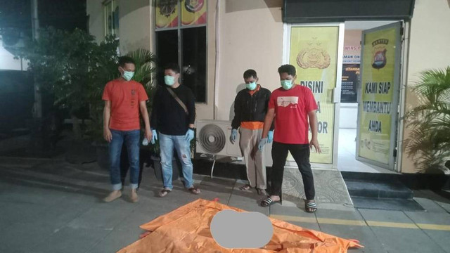Polisi menunjukkan potongan tubuh korban mutilasi yang berhasil ditemukan di Kabupaten Bogor, Jawa Barat. Foto: Dok. Istimewa
